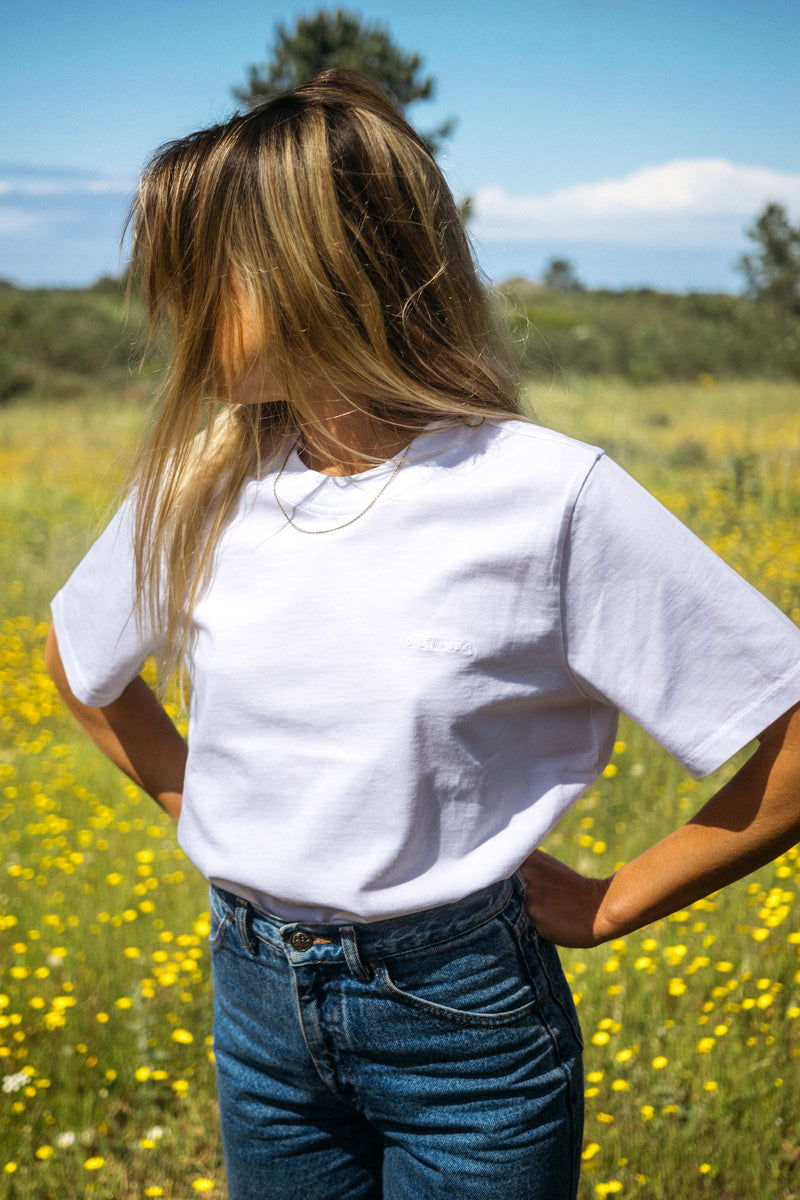 Zeitloses weißes T-Shirt mit hohem Stoffgewicht