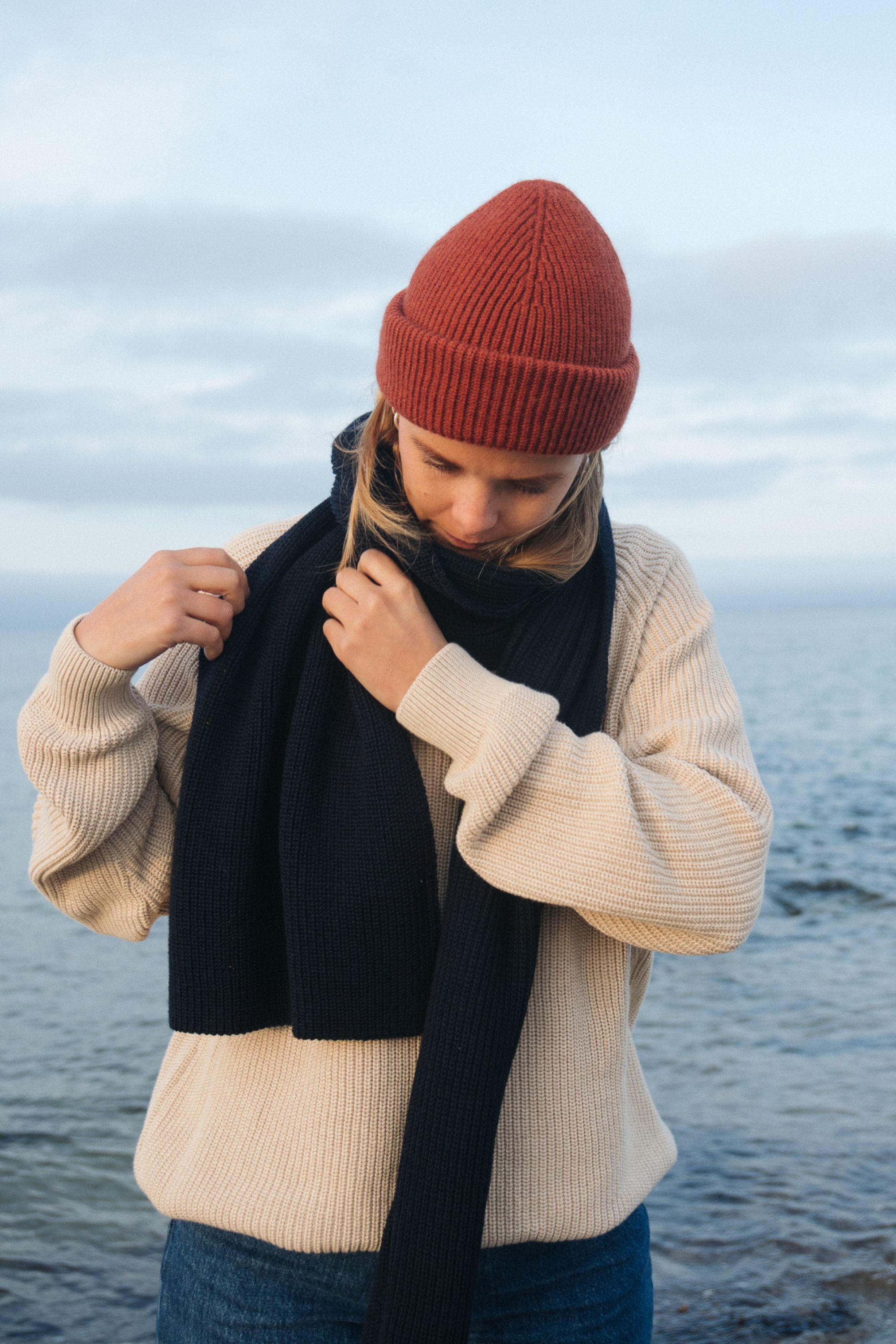 Nachhaltiger Schal aus Merinowolle in Marine Dunkelblau