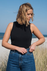 Frau trägt nachhaltiges Top von SALZWASSER in Schwarz aus Bio-Baumwolle _women