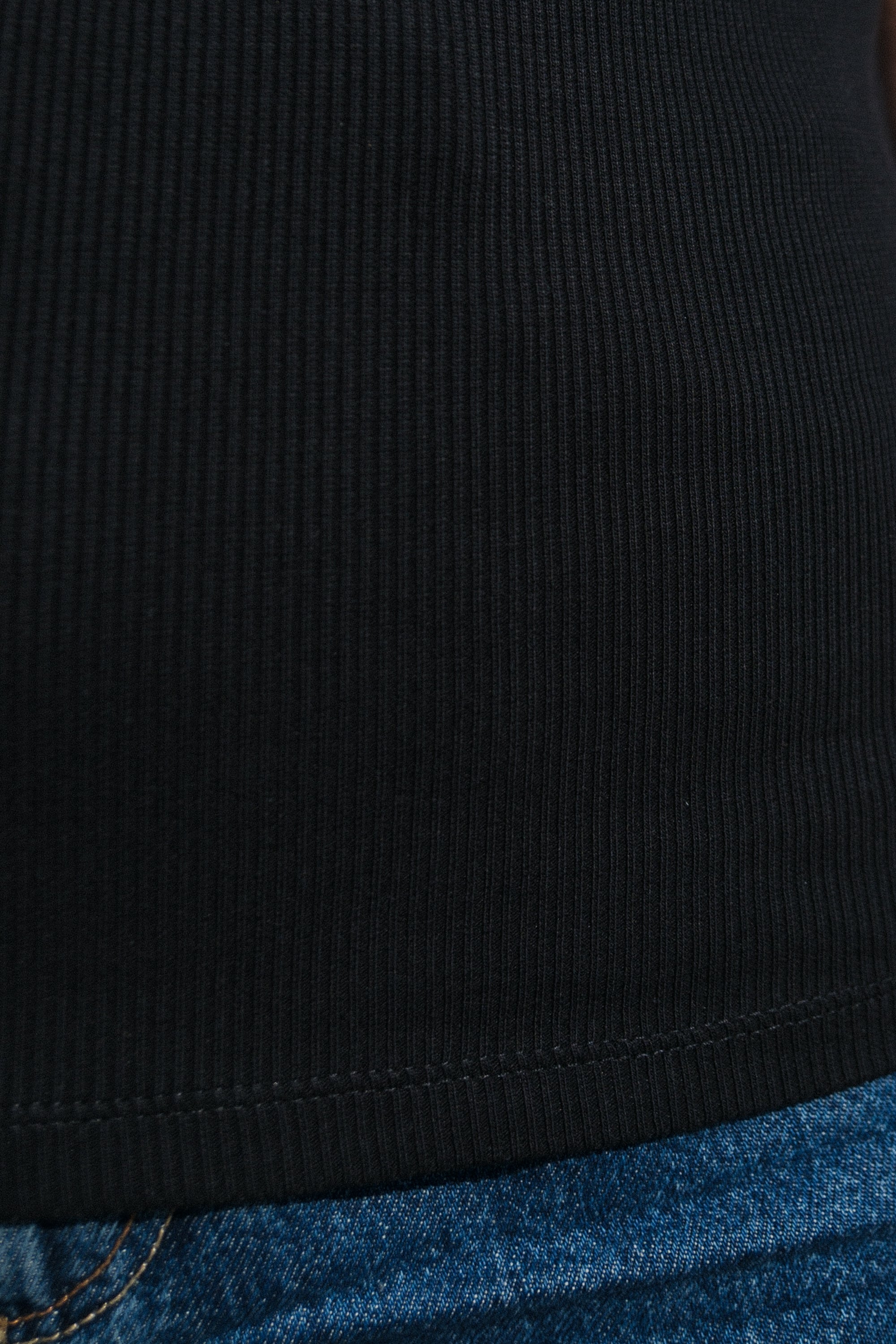 Frau trägt klassisches Rippstrick Top von SALZWASSER in Schwarz