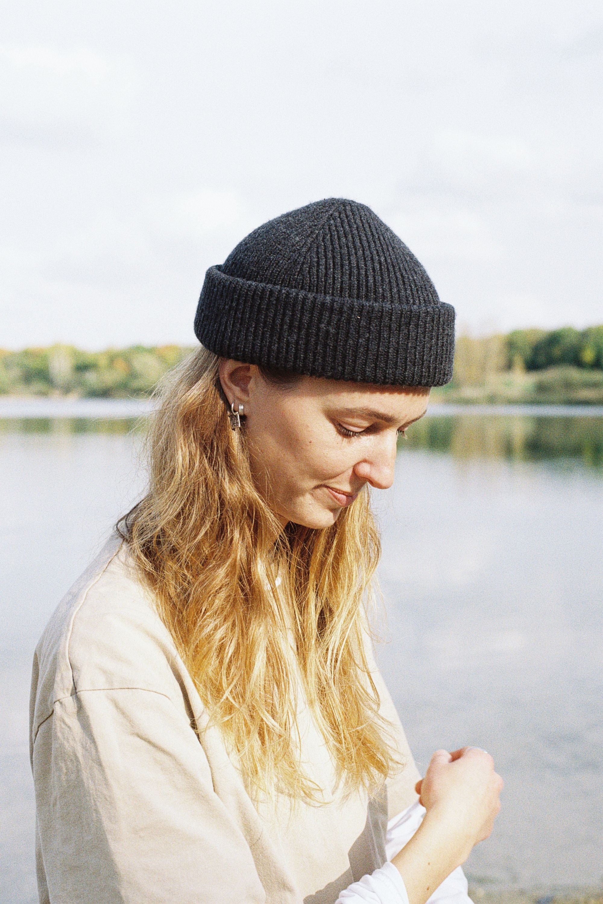 Frau trägt variable SALZWASSER Mütze in Anthrazit am See