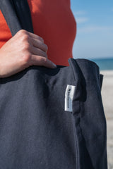 GOTS-zertifizierte Strandtasche von SALZWASSER in Dunkelblau