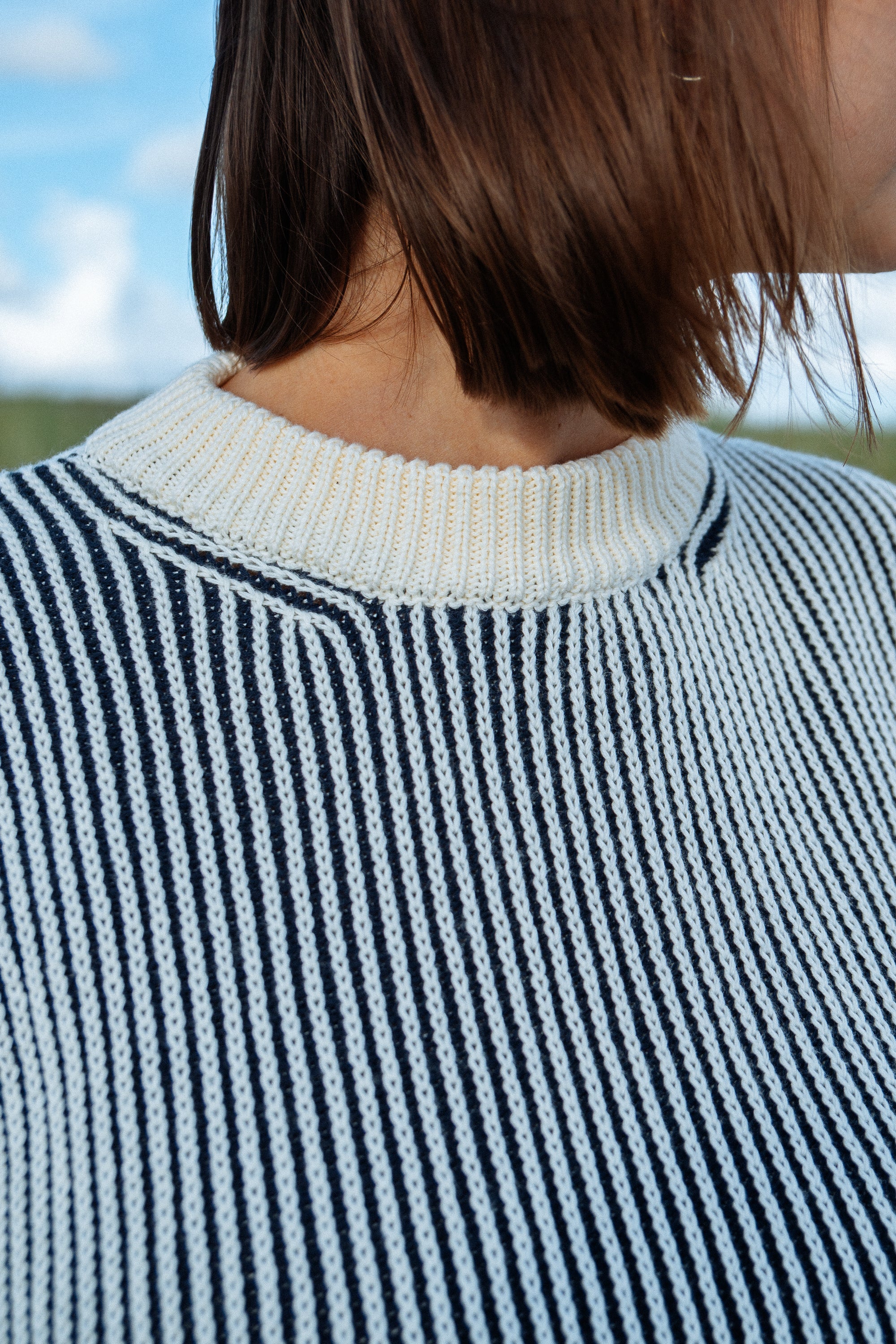 Zeitloser Strickpullover mit farblich abgesetzten Bündchen 