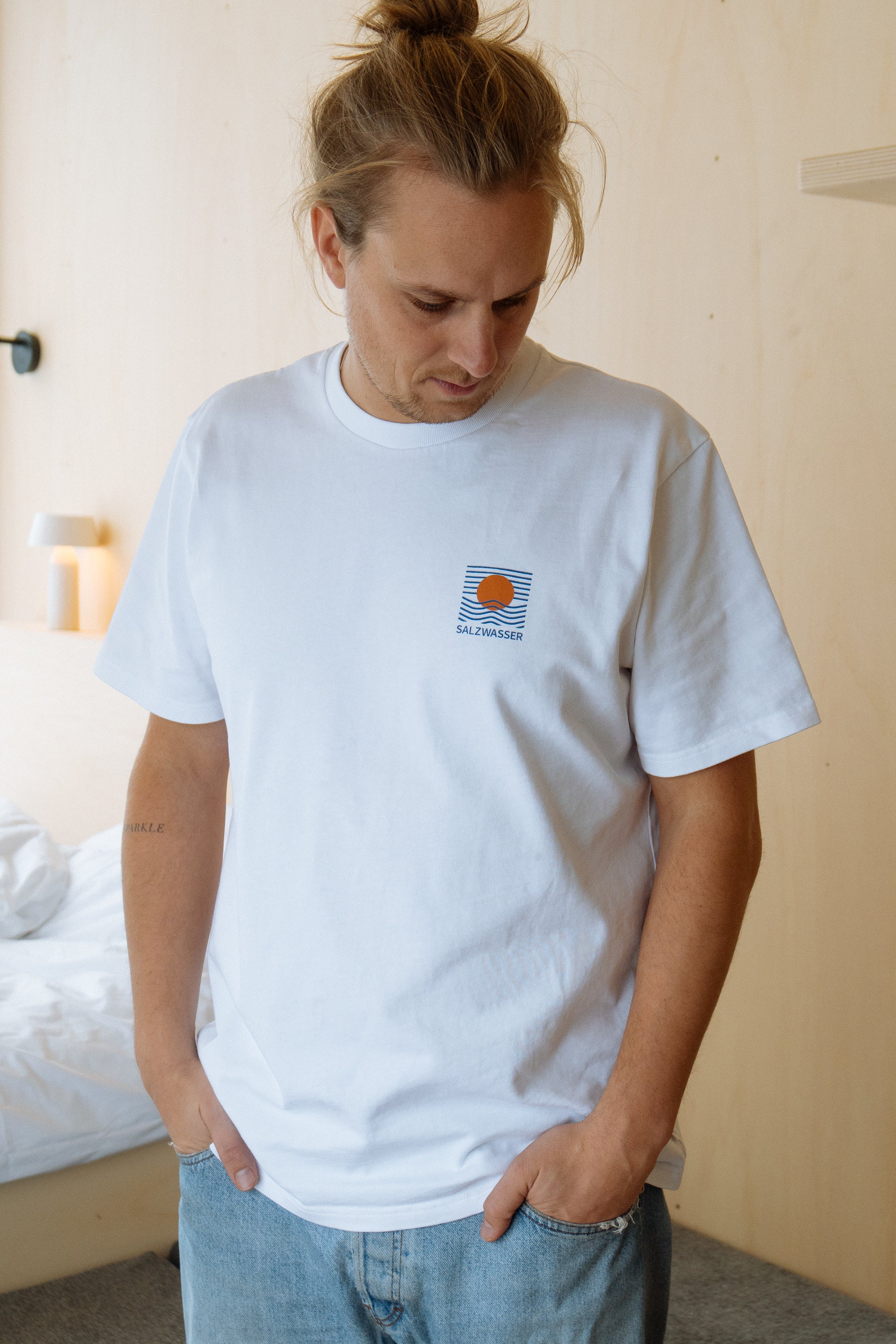 T-Shirt aus Bio-Baumwolle mit Backprint von Miles Tewson