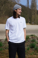 Mann trägt nachhaltiges T-Shirt in Weiß in der Natur _men