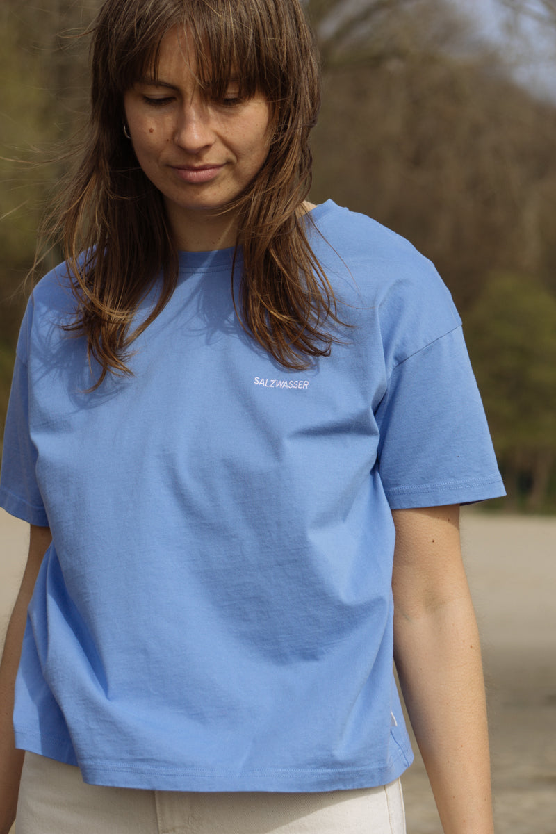Frau trägt blaues T-Shirt von SALZWASSER an der Elbe _women