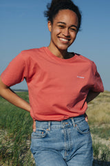 Frau trägt SALZWASSER T-Shirt in Rot in der Natur _women