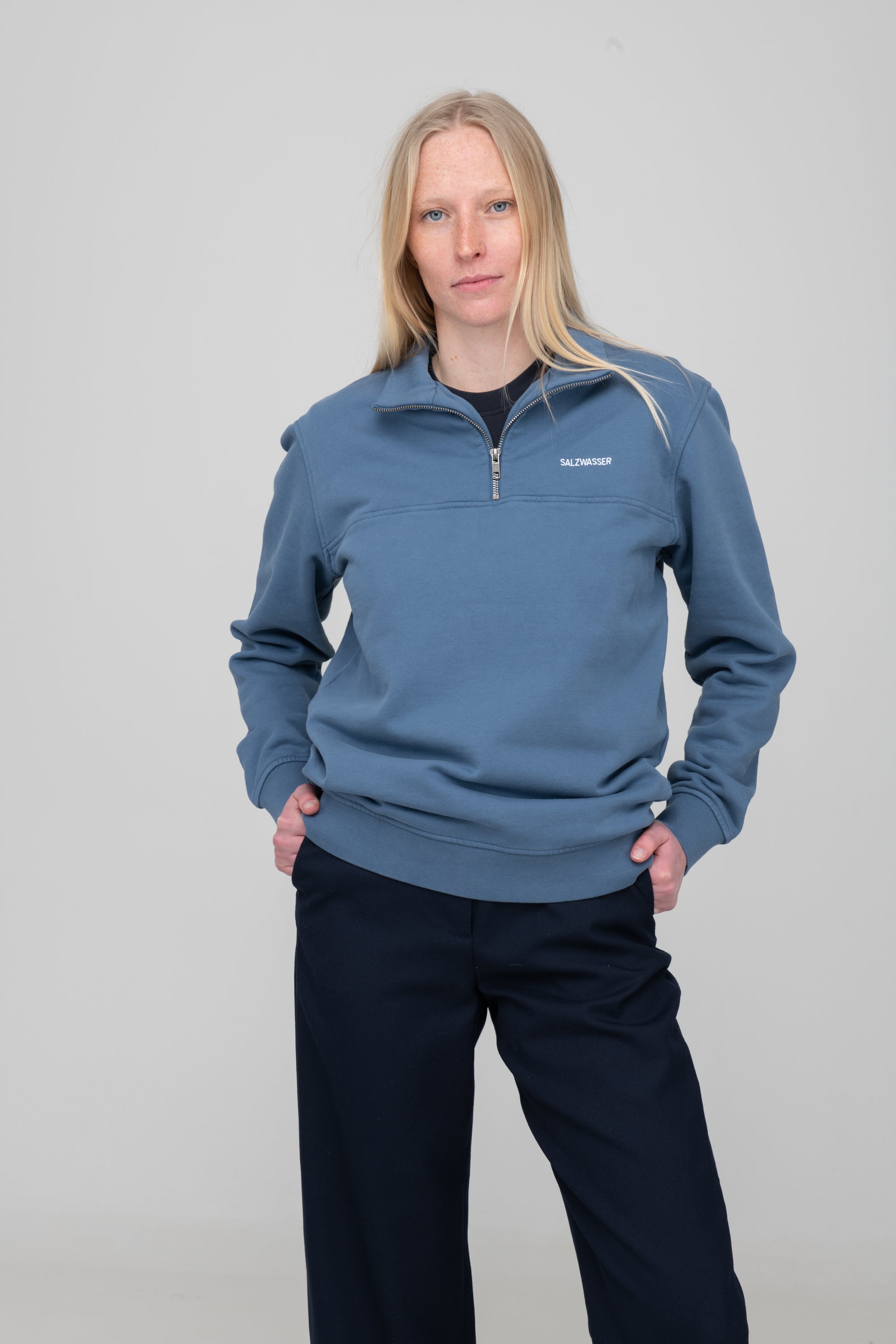Unisex Half-Zip Sweater von SALZWASSER in Indigo an Frau