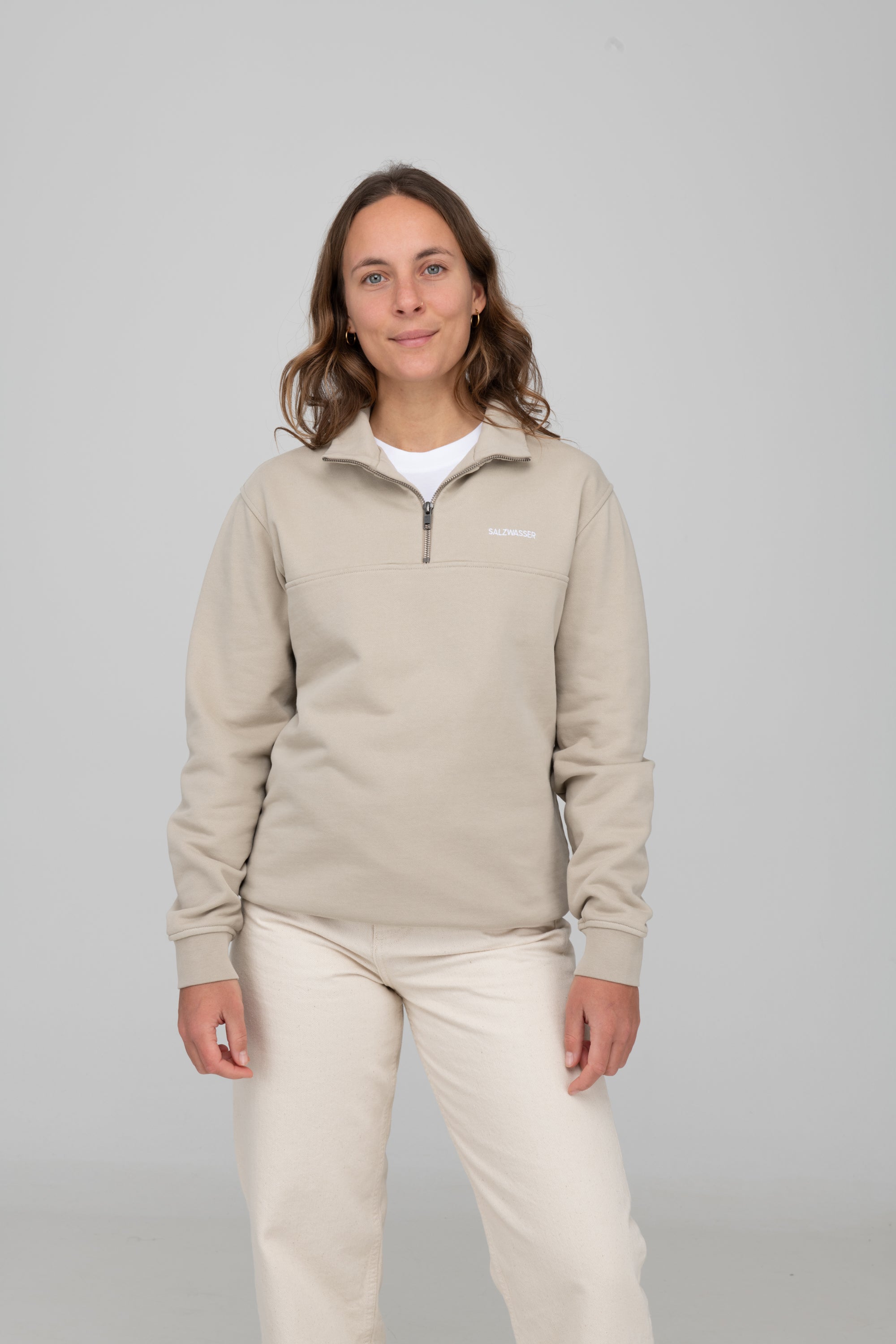 Unisex Half-Zip Sweater von SALZWASSER in Sand an Frau