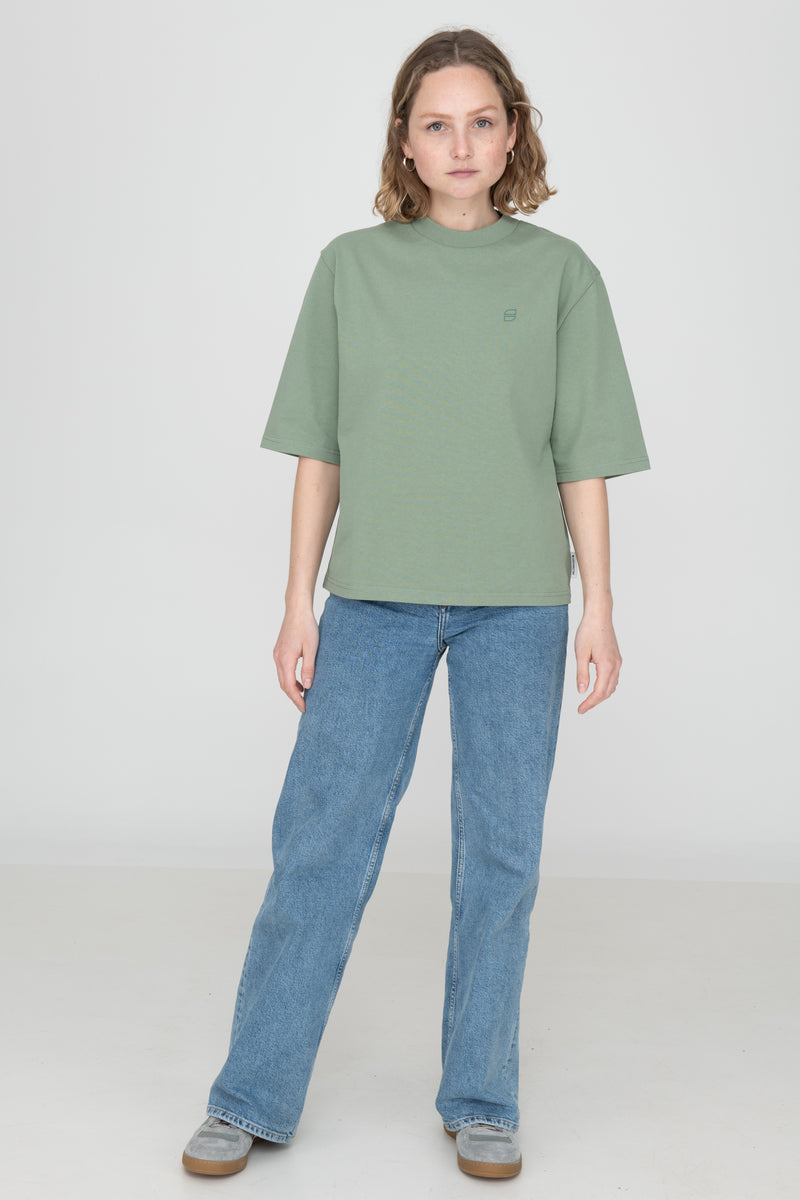 Frau trägt nachhaltiges Heavy T-Shirt von SALZWASSER in Grün