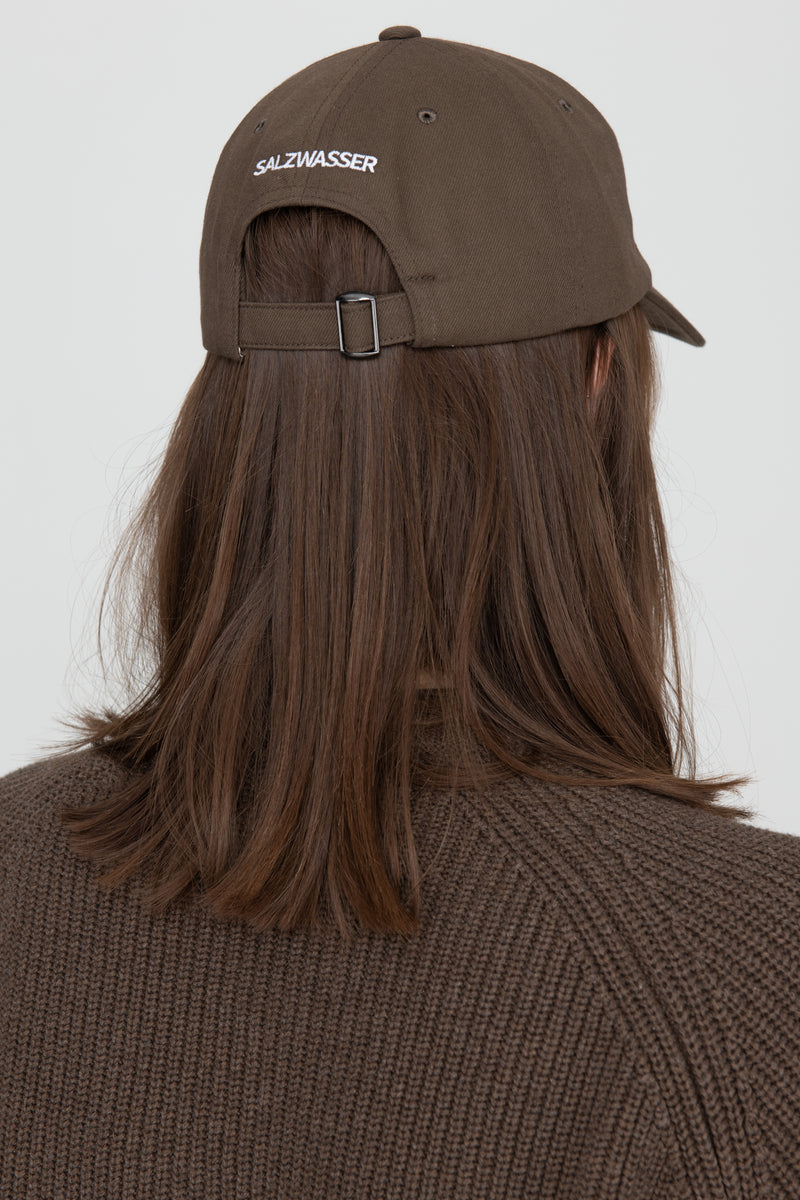 Frau trägt hochwertige Cap von SALZWASSER in Braun