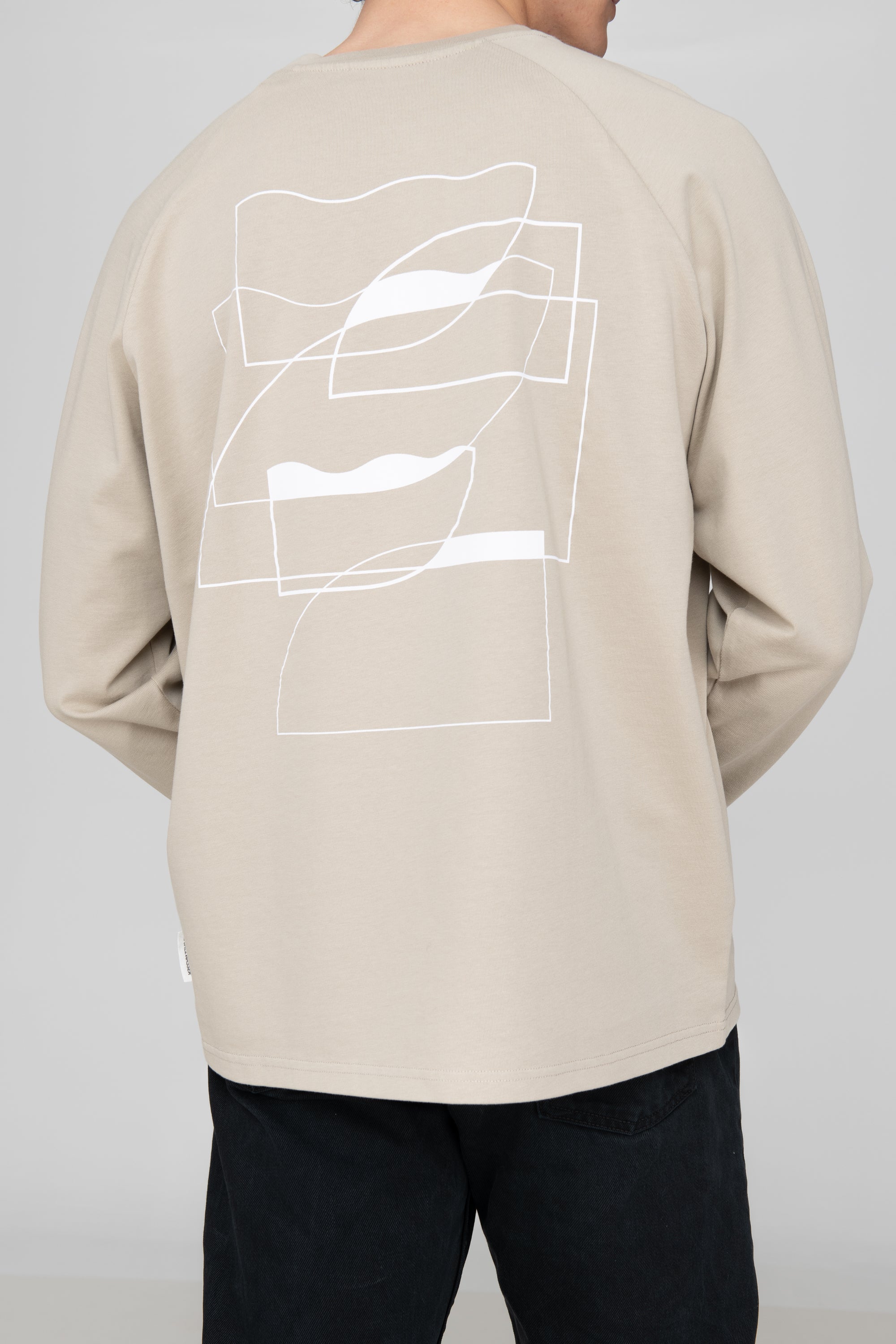 Mann trägt fair produziertes Langarmshirt von SALZWASSER in Beige