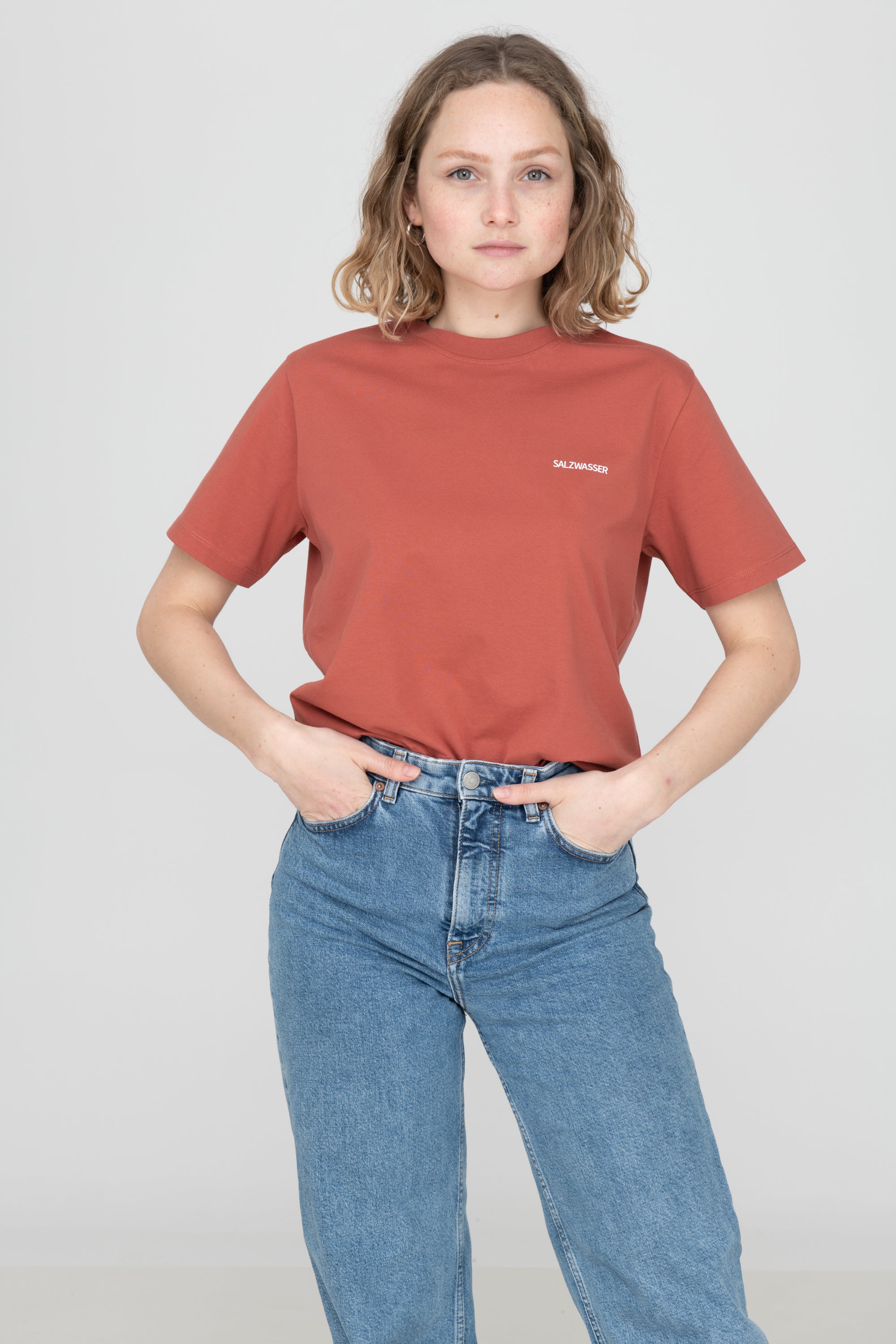 Frau trägt nachhaltiges T-Shirt von SALZWASSER aus Bio-Baumwolle _women