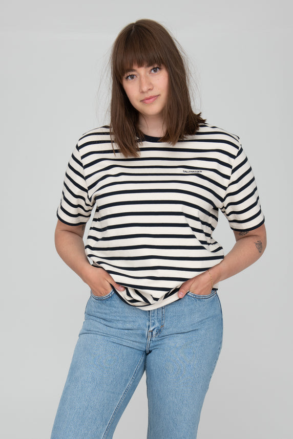 Frau trägt Unisex T-Shirt mit hohem Stoffgewicht in naturweiß-marine gestreift