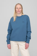 Unisex Sweater von SALZWASSER in Indigo an Frau