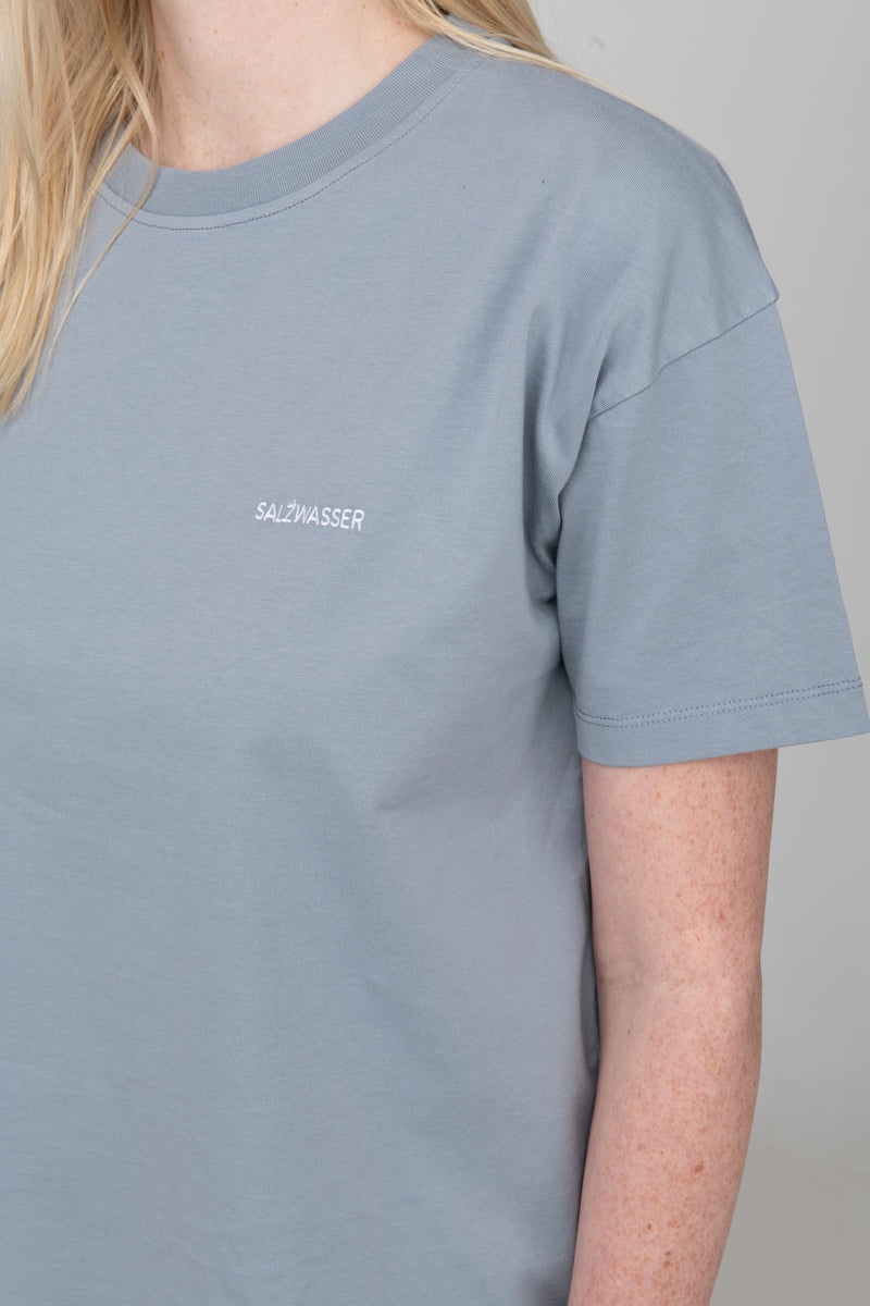 schlichtes T-Shirt in Dusty Blue mit weißer SALZWASSER-Stickerei
