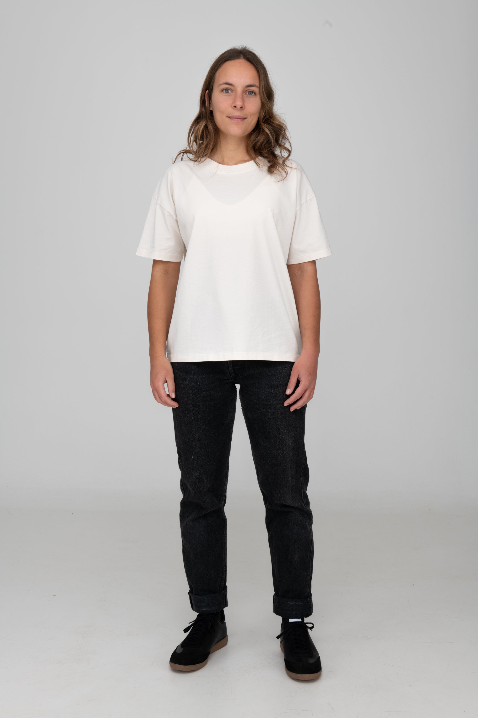 Frau trägt GOTS-zertifiziertes Off-White-farbiges T-Shirt von SALZWASSER