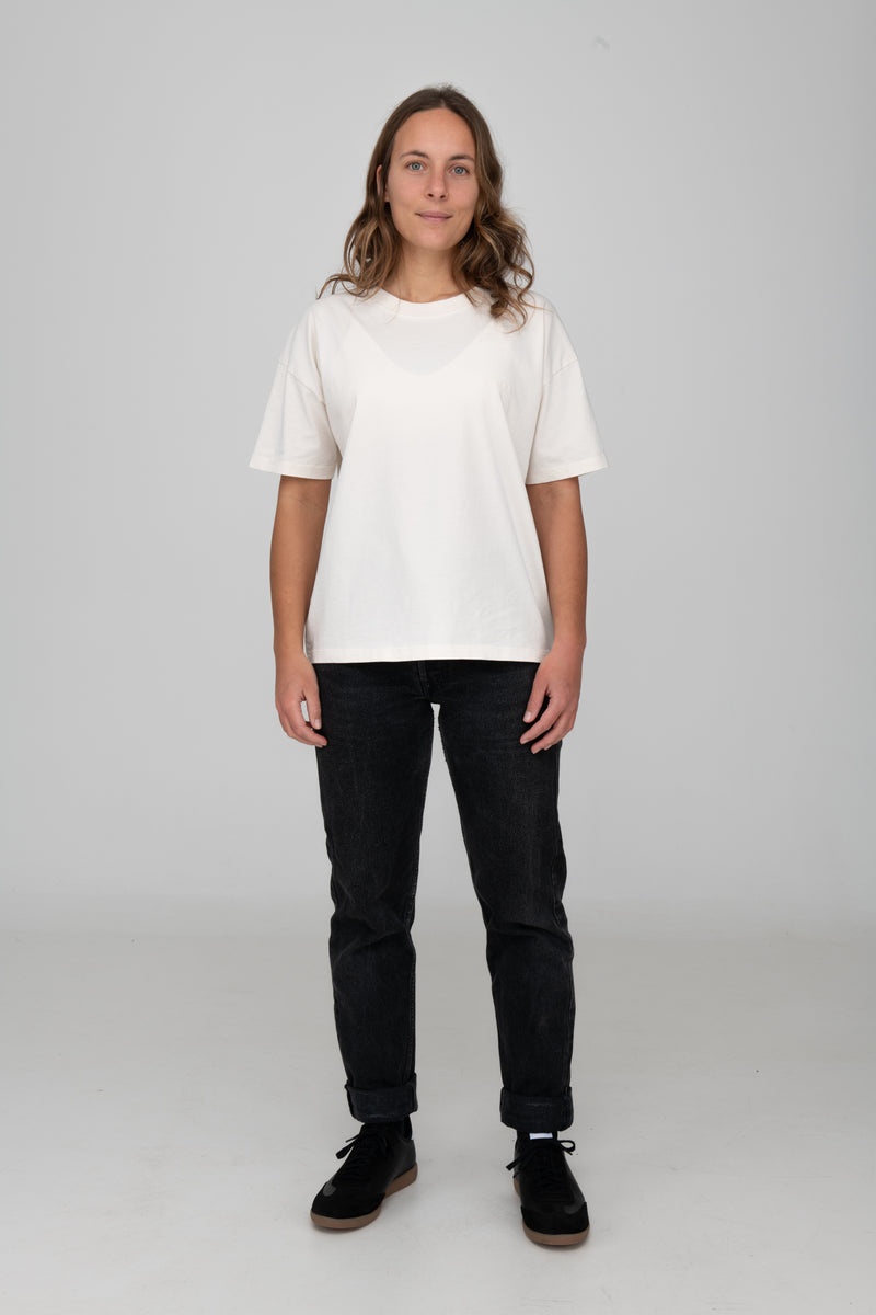 Frau trägt GOTS-zertifiziertes Off-White-farbiges T-Shirt von SALZWASSER
