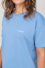 schlichtes T-Shirt in Blau mit weißer SALZWASSER-Stickerei