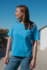 Frau trägt GOTS-zertifiziertes Hellblau-farbiges T-Shirt von SALZWASSER