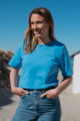 Frau trägt SALZWASSER T-Shirt in Hellblau in der Natur _women