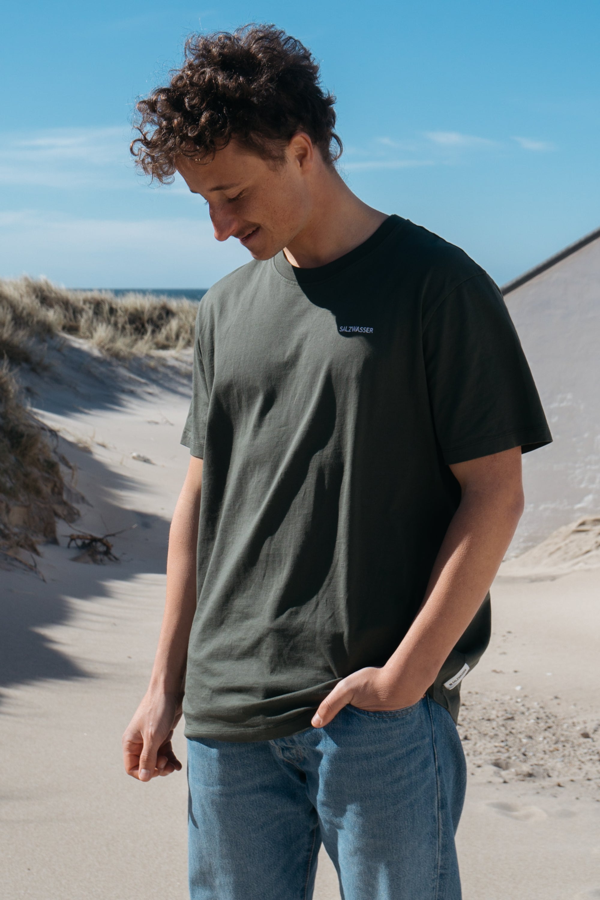 schlichtes T-Shirt in Oliv mit weißer SALZWASSER-Stickerei