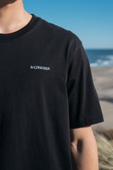 schlichtes T-Shirt in Schwarz mit weißer SALZWASSER-Stickerei