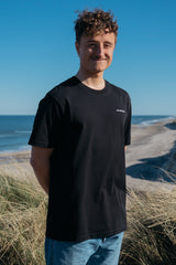 schlichtes und nachhaltiges T-Shirt in Schwarz von SALZWASSER aus Hamburg