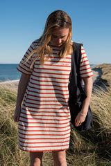 Frau trägt fair produziertes Kleid von SALZWASSER am Strand
