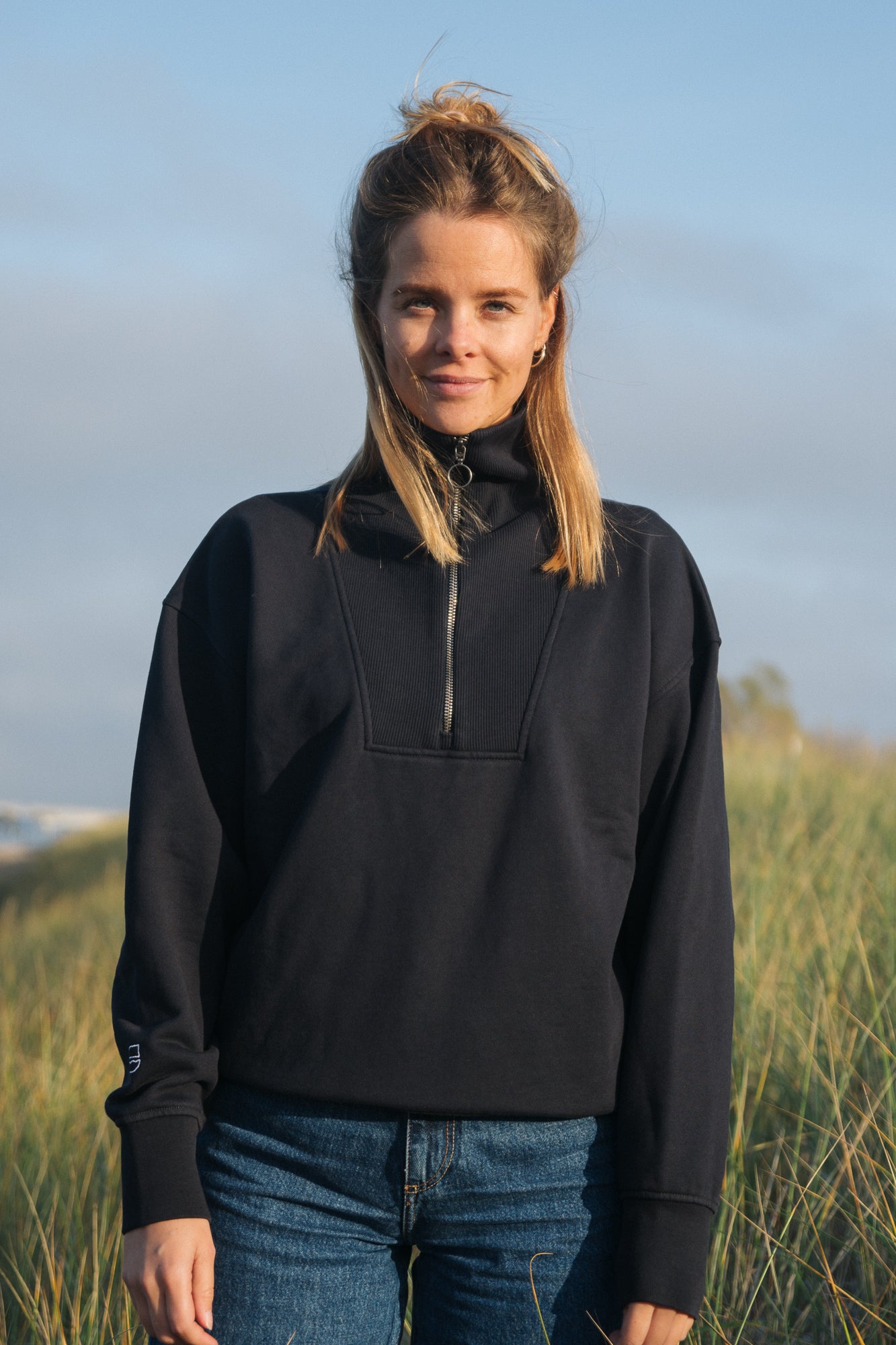 Dunkelblauer Sweater mit Reißverschluss von SALZWASSER aus Bio-Baumwolle