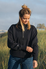 Frau trägt bequemen Half-Zip Sweater aus Bio-Baumwolle von SALZWASSER