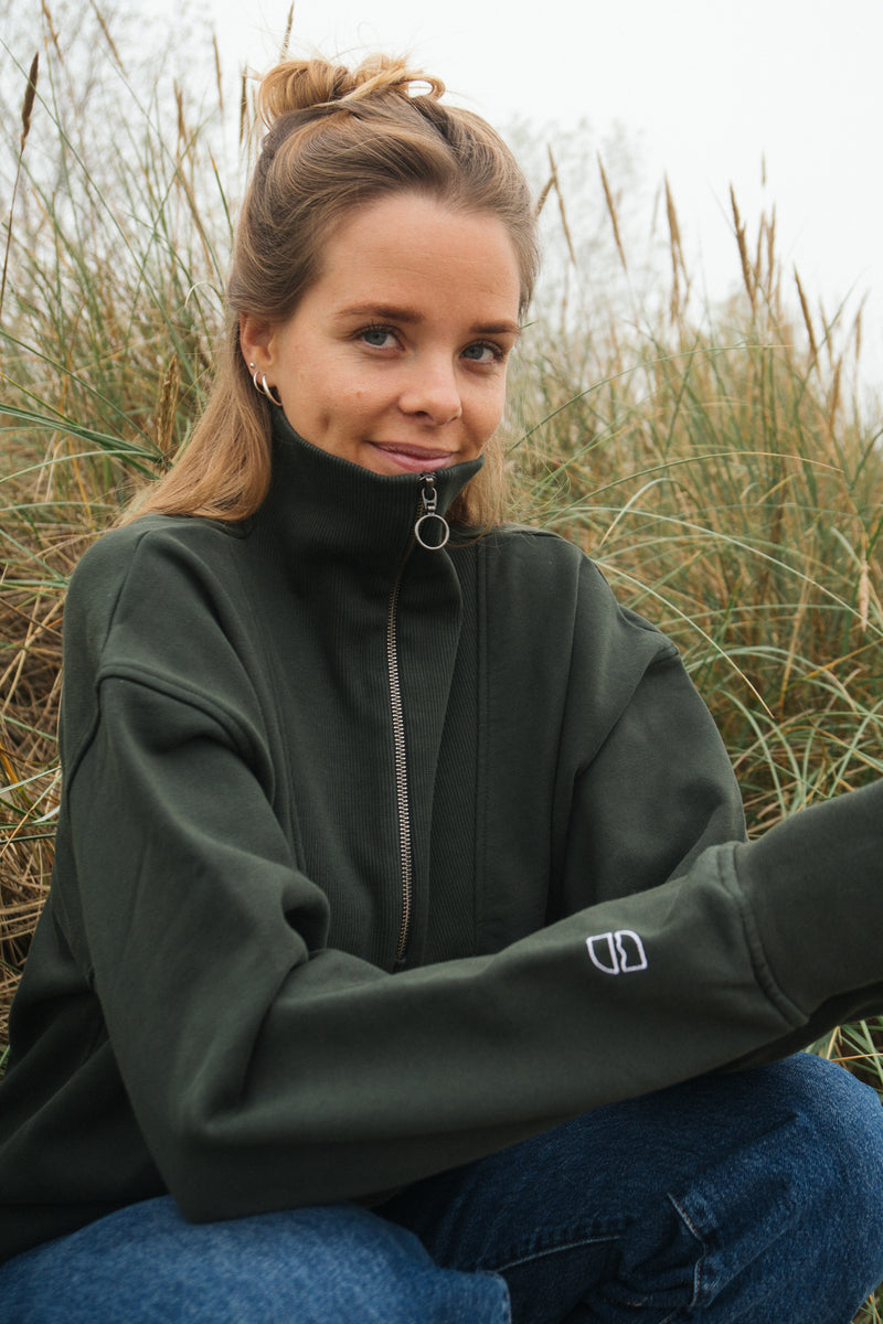 Nachhaltiger Sweater mit Stehkragen und Reißverschluss in Grün von SALZWASSEr