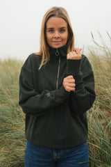 Frau trägt grünen Half-Zip Sweater aus Bio-Baumwolle von SALZWASSER in der Natur