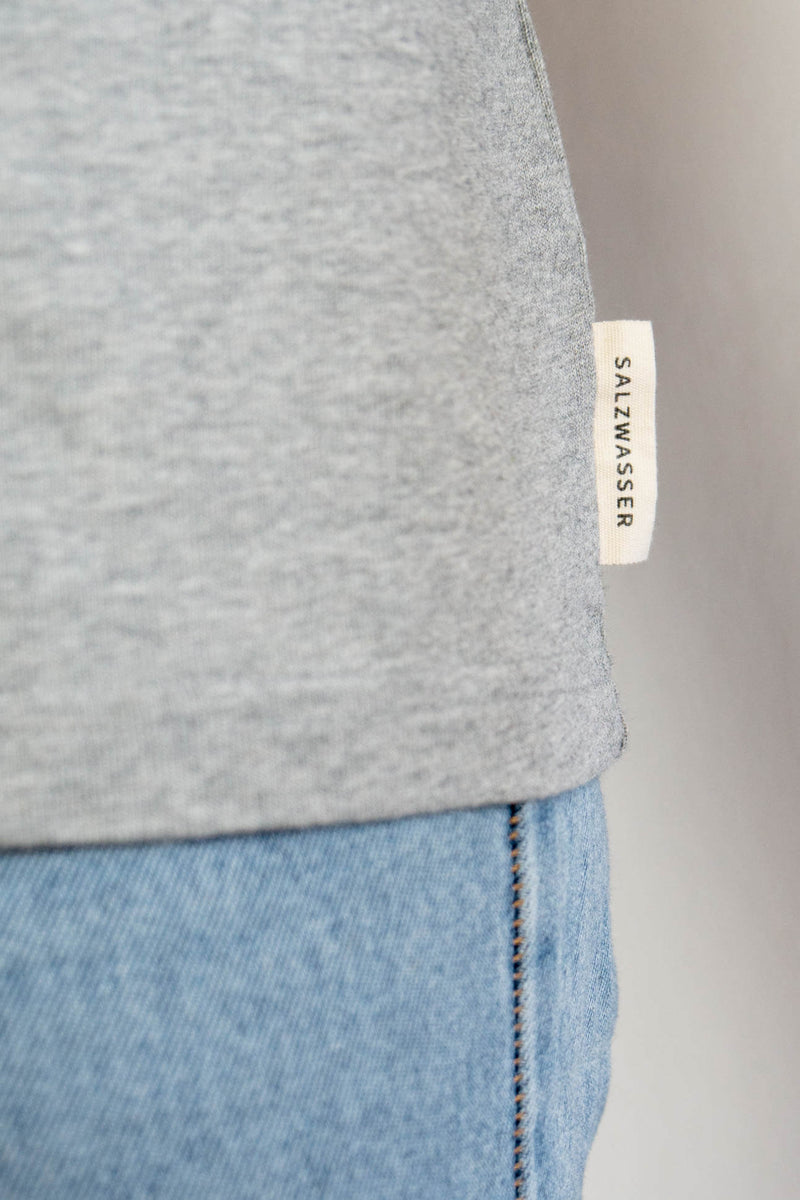 Plastikfreies SALZWASSER Label aus TENCEL/Lyocell an grauem Longsleeve 