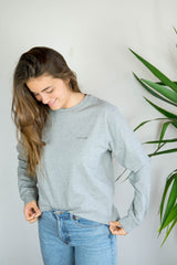 Frau trägt graues Longsleeve aus Bio-Baumwolle _women