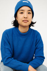 Frau trägt blaue Mütze von SALZWASSER aus Bio-Baumwolle