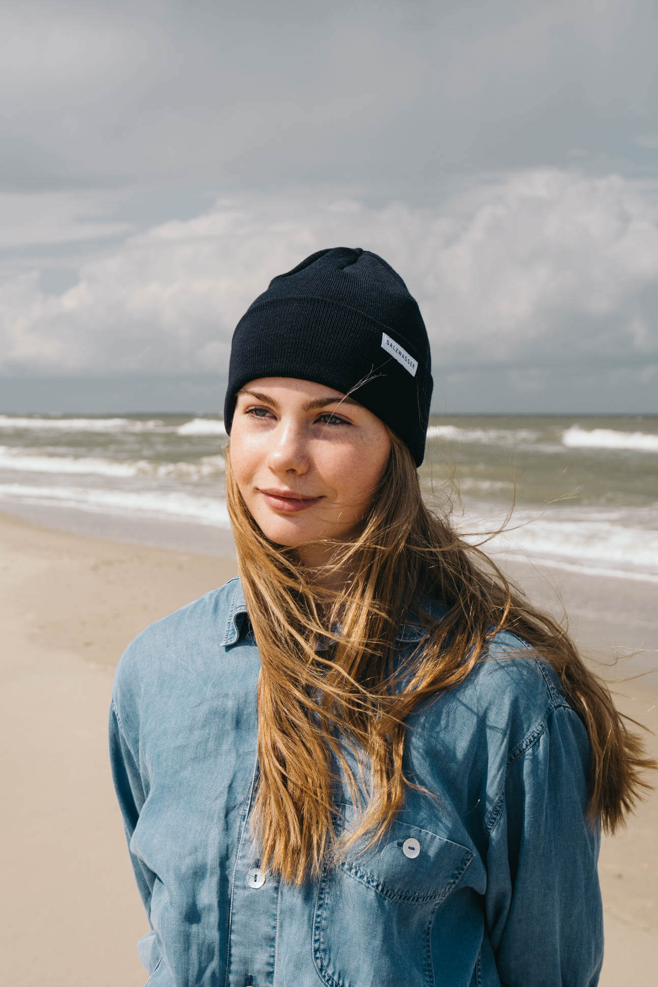 Frau trägt SALZWASSER Mütze aus Merinowolle am Strand