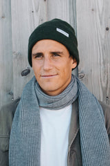 Mann trägt graue Mütze mit plastikfreiem SALZWASSER Label