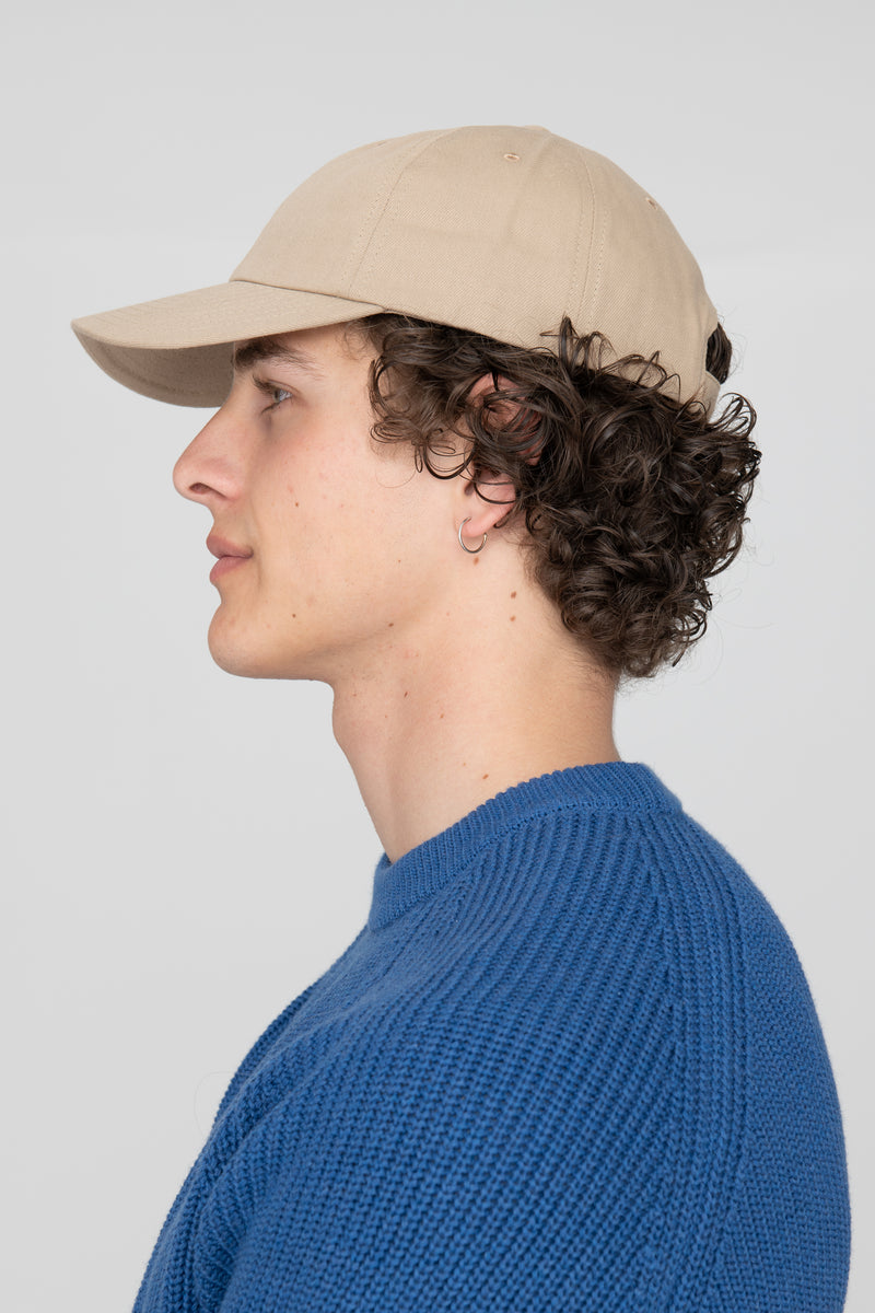 Mann trägt nachhaltige SALZWASSER Cap in klassischer Baseball Form
