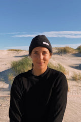 Frau trägt nachhaltige Mütze aus Merinowolle von SALZWASSER in Dünen
