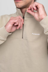 schlichter Half-Zip Sweater in Sand mit weißer SALZWASSER-Stickerei