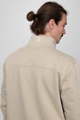 Mann trägt GOTS-zertifizierten Sand-farbigen Half-Zip Sweater von SALZWASSER