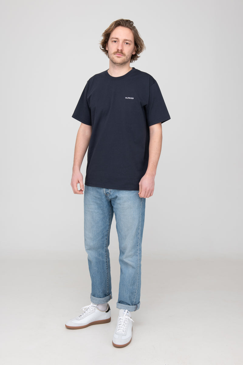 Mann trägt GOTS-zertifiziertes dunkelblaues T-Shirt von SALZWASSER