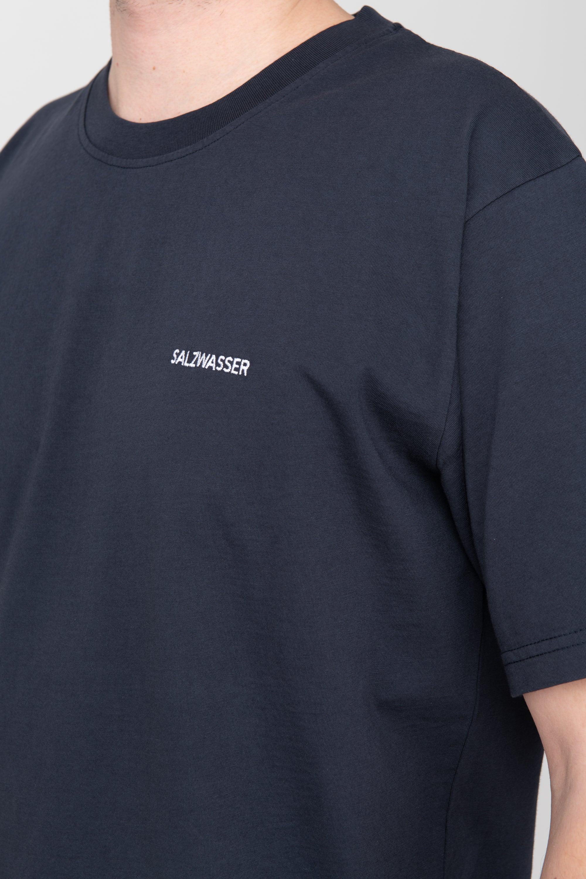 schlichtes T-Shirt in Dunkelblau mit weißer SALZWASSER-Stickerei