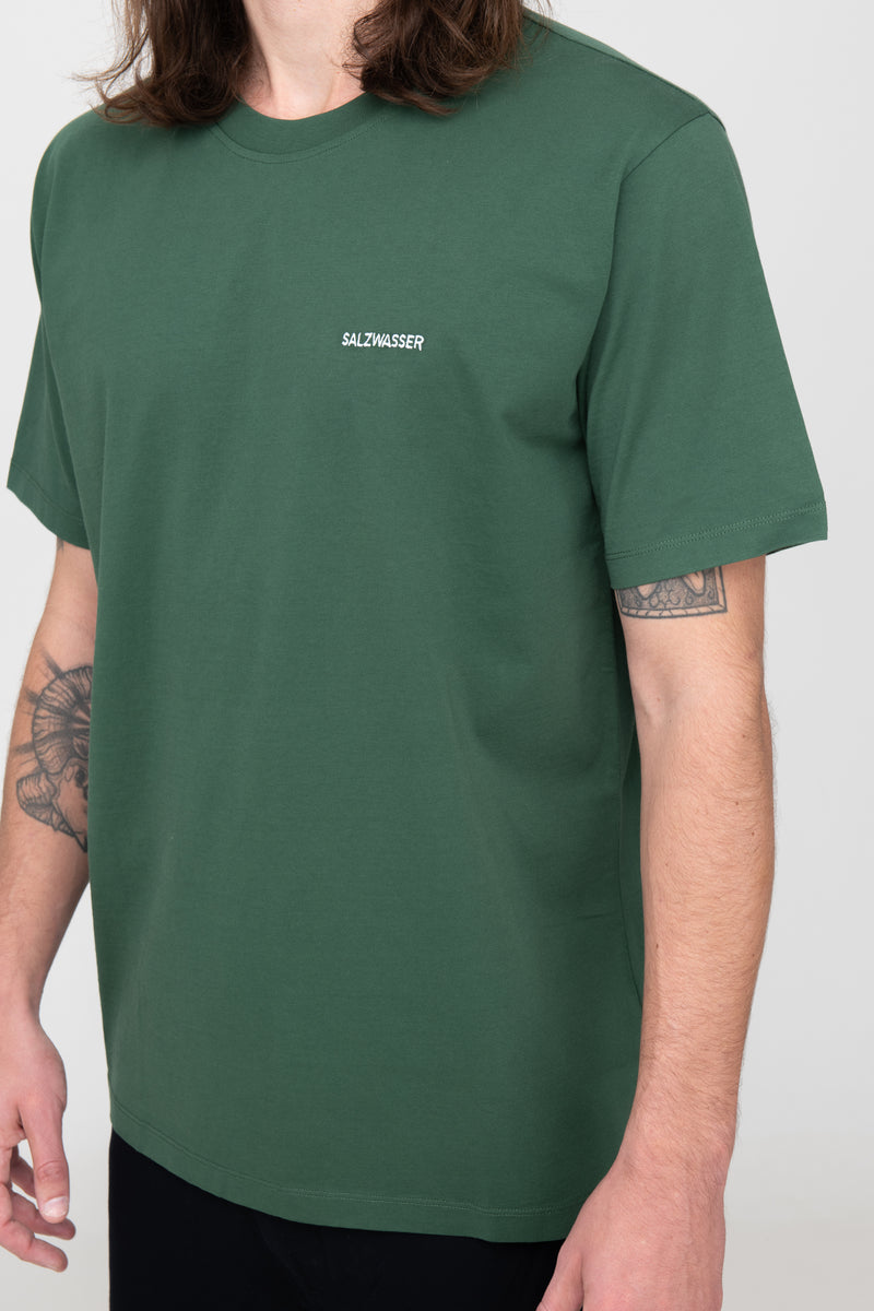 schlichtes T-Shirt in Grün mit weißer SALZWASSER-Stickerei