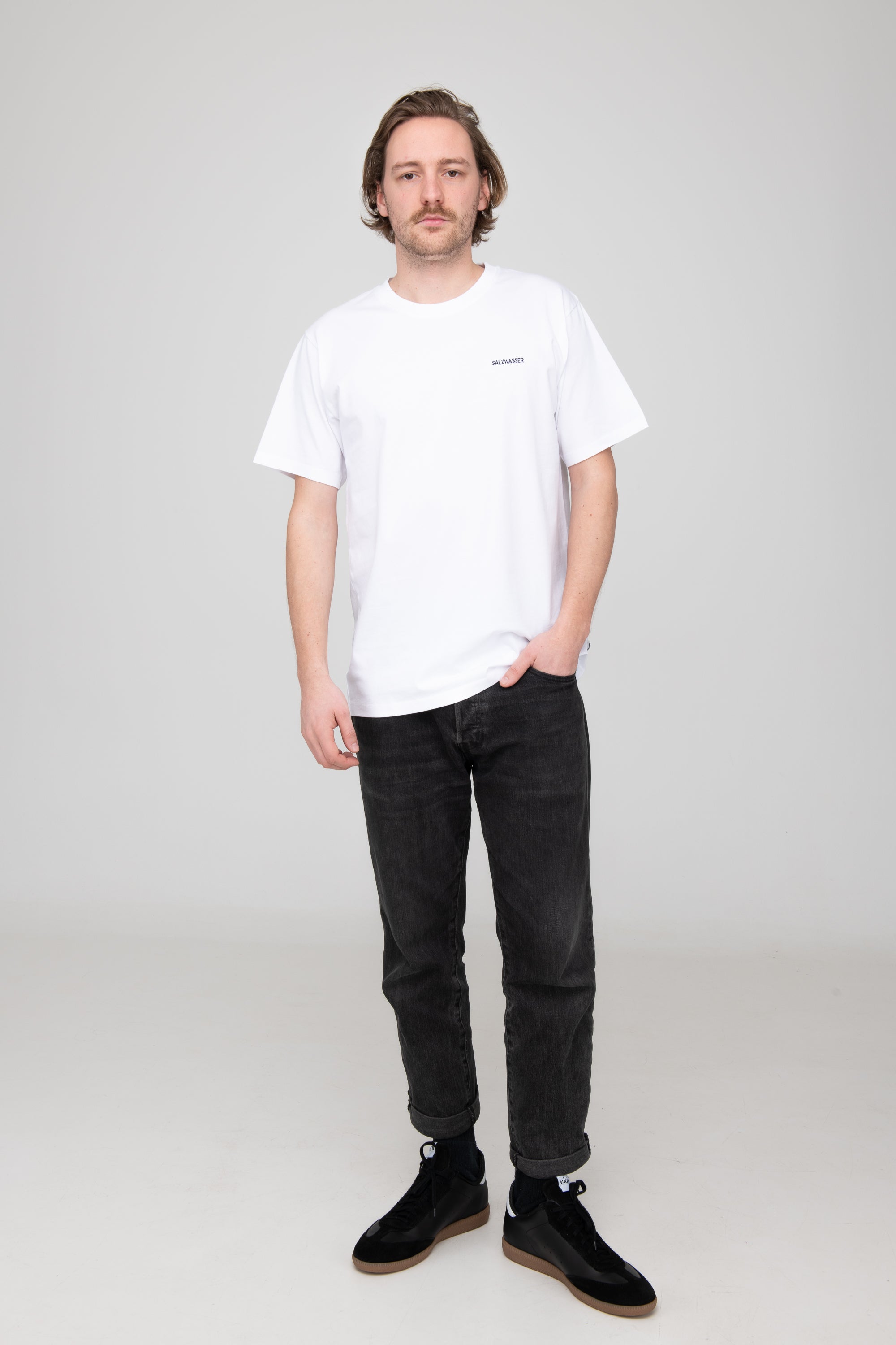 Mann trägt GOTS-zertifiziertes weißes T-Shirt von SALZWASSER