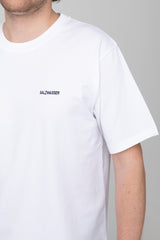 schlichtes T-Shirt in Weiß mit dunkelblauer SALZWASSER-Stickerei
