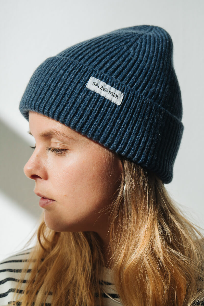 Frau trägt blaue SALZWASSER Mütze aus Merinowolle
