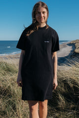 Plastikfreies SALZWASSER Label aus TENCEL/Lyocell an schwarzem T-Shirt Kleid