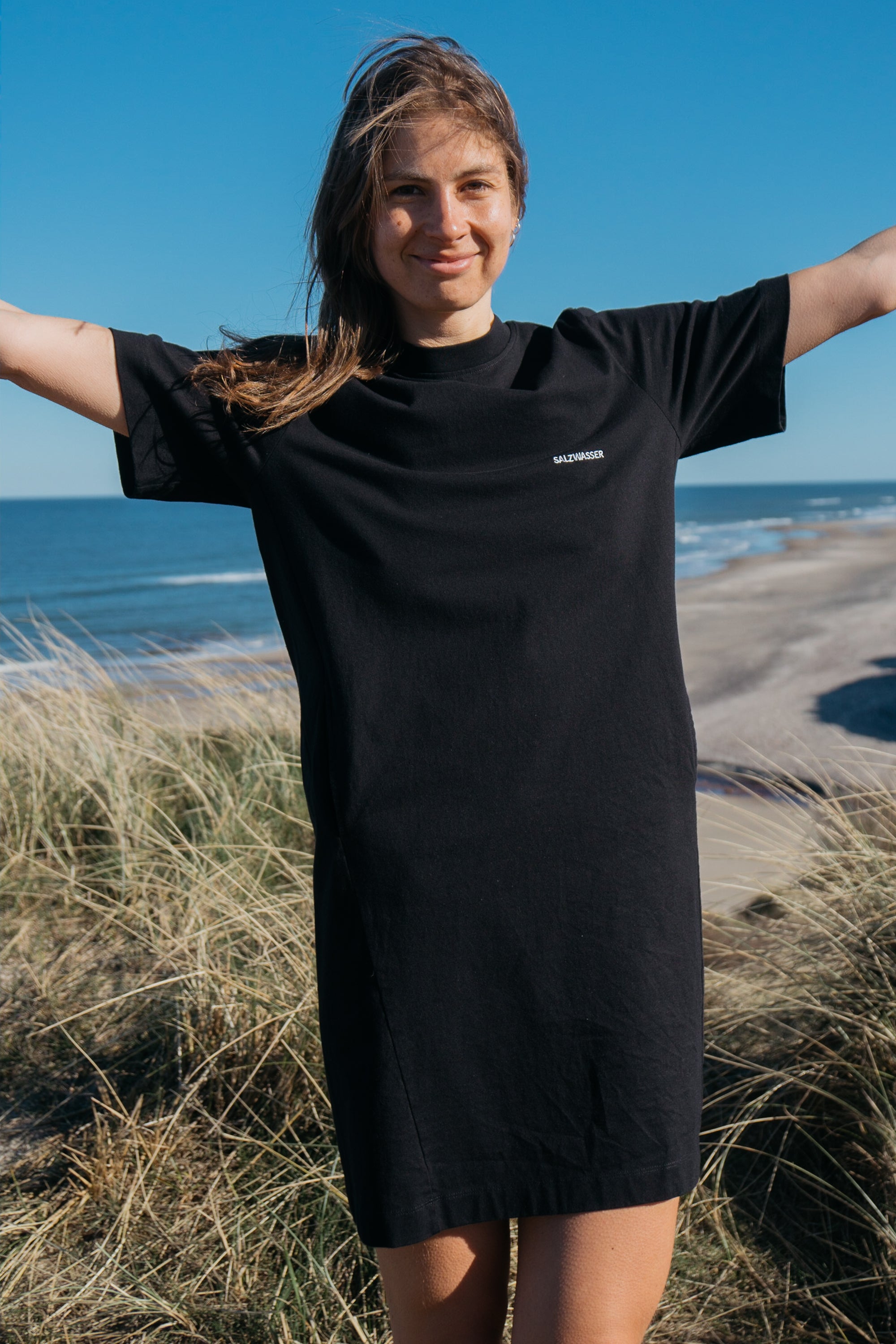 Schwarzes SALZWASSER T-Shirt Kleid mit schlichter Stickerei am Strand _women